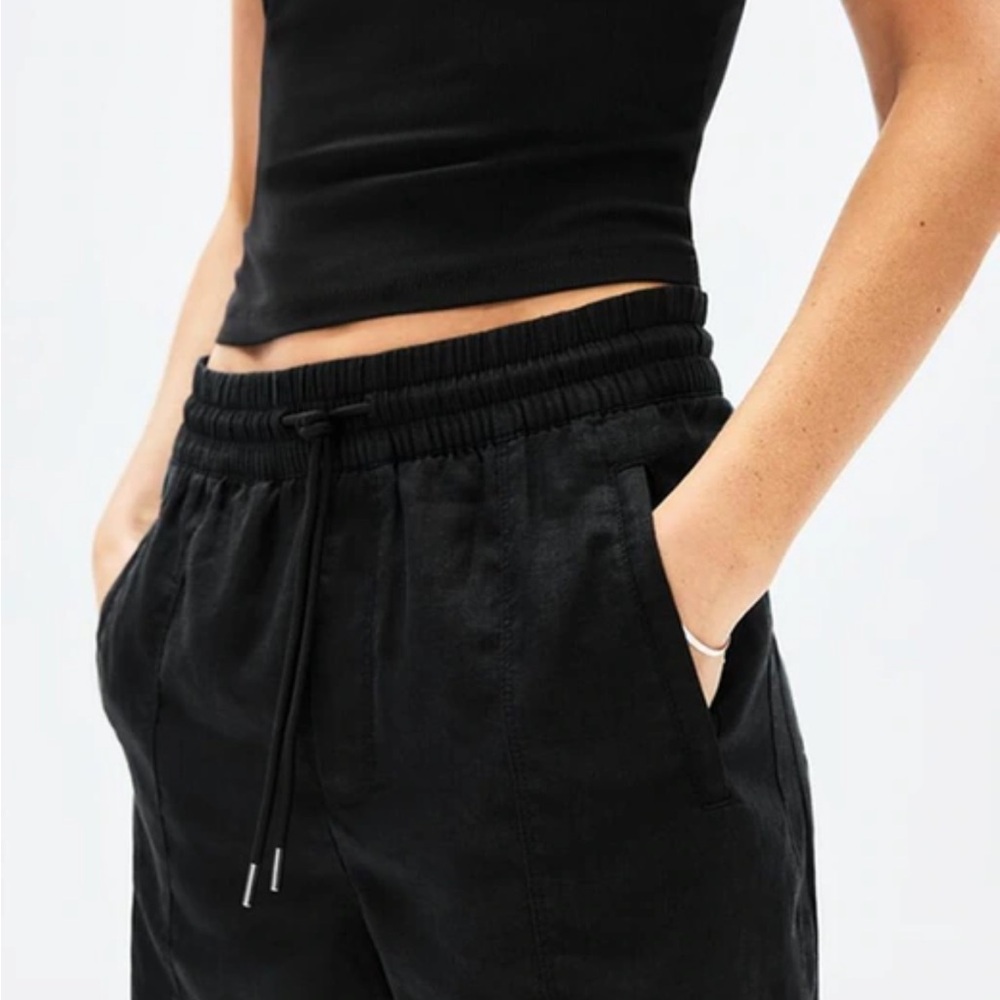 Athleta Retreat Linen Mid Rise 4" Short